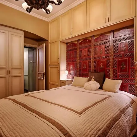 Vintage And Central For Two Apartment